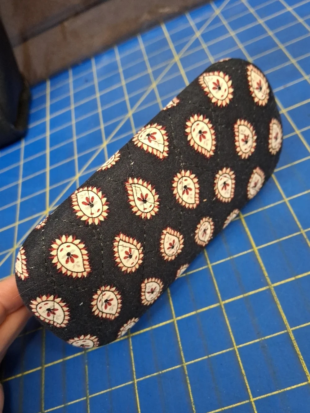 Retired 2006 Vera Bradley hard clamshell eyeglass case Midnight Paisley Preloved